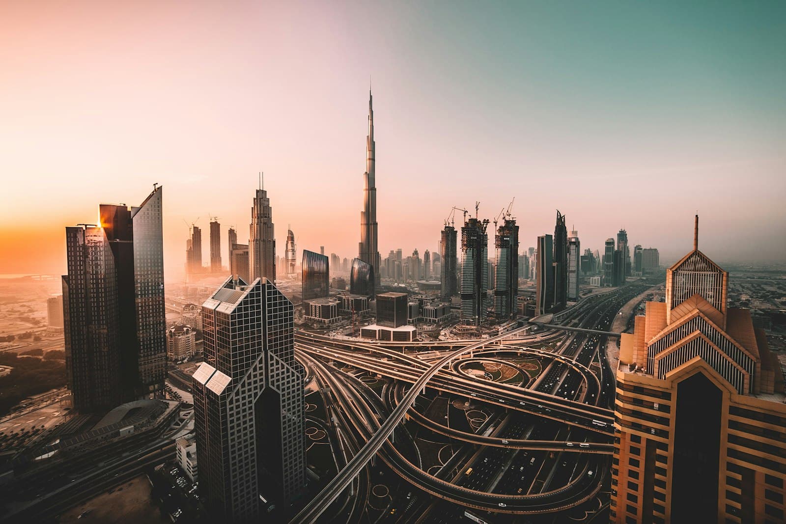 Burj Khalifa und die Skyline von Dubai im Sonnenuntergang