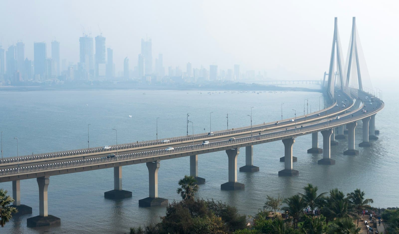Bandra-Worli Sea Link vor der Skyline von Mumbai