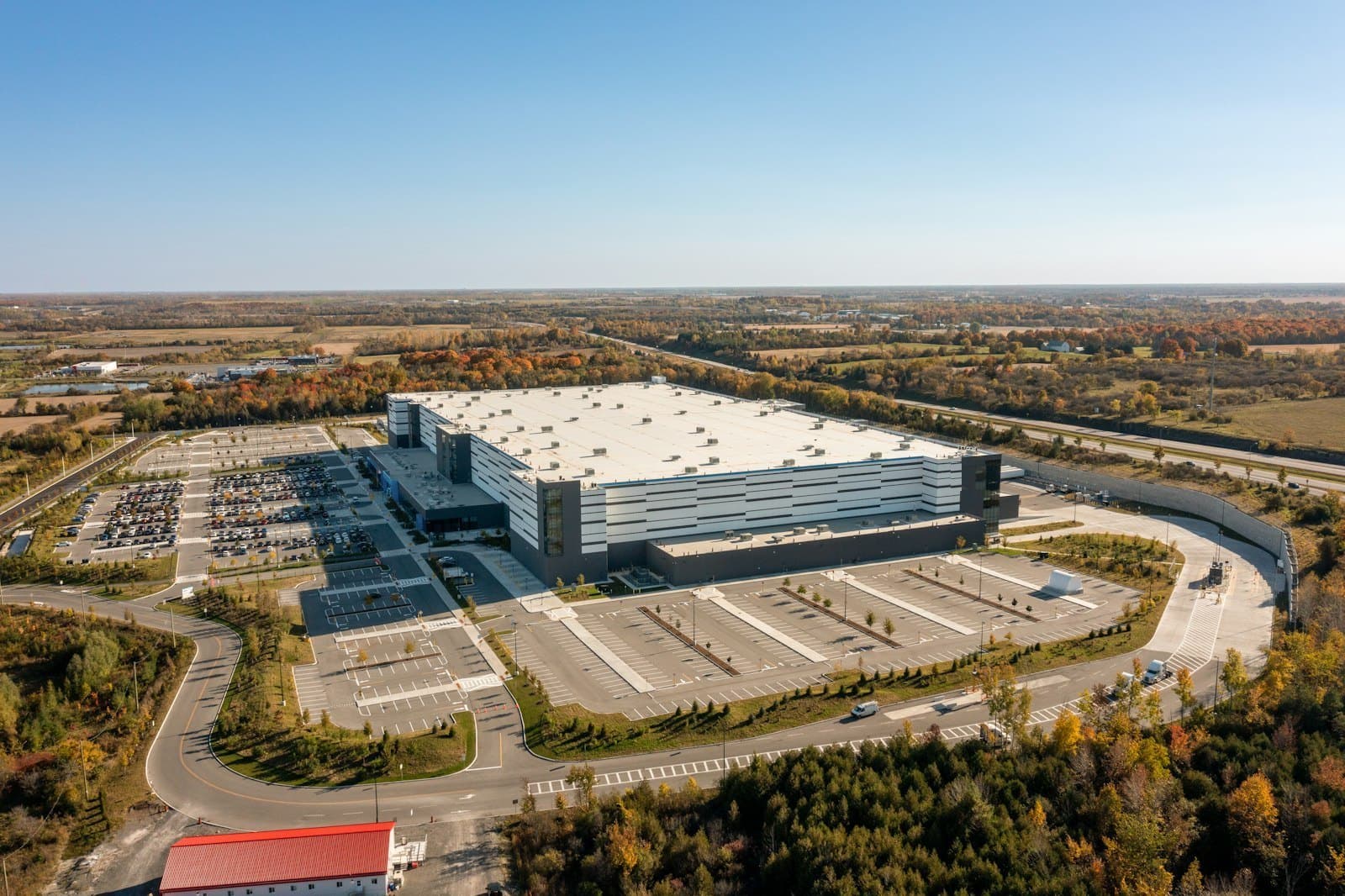 Luftaufnahme eines modernen Industrie- und Logistikstandorts