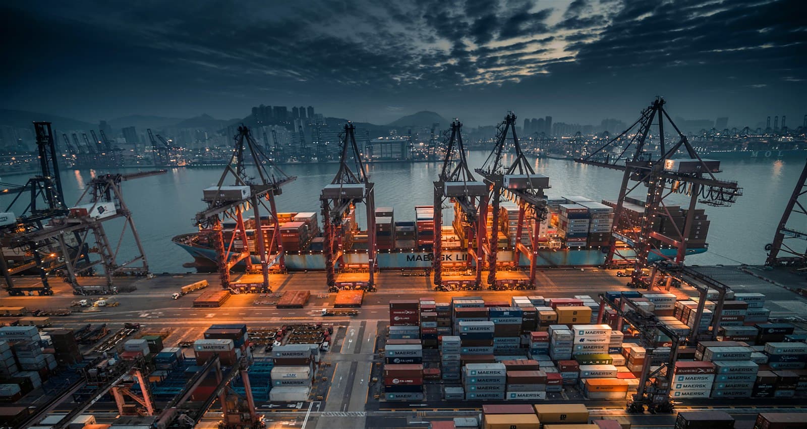 Containerhafen in der Abenddämmerung